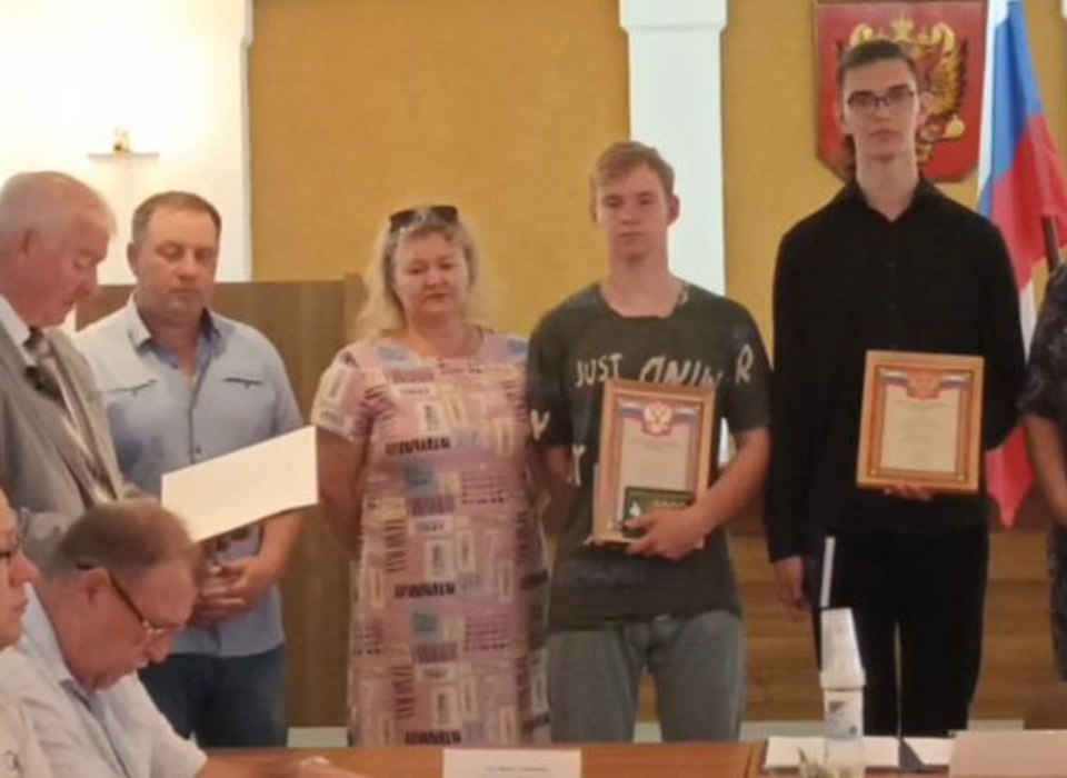 В Волгоградской области наградили подростков, обезоруживших на линейке одноклассника